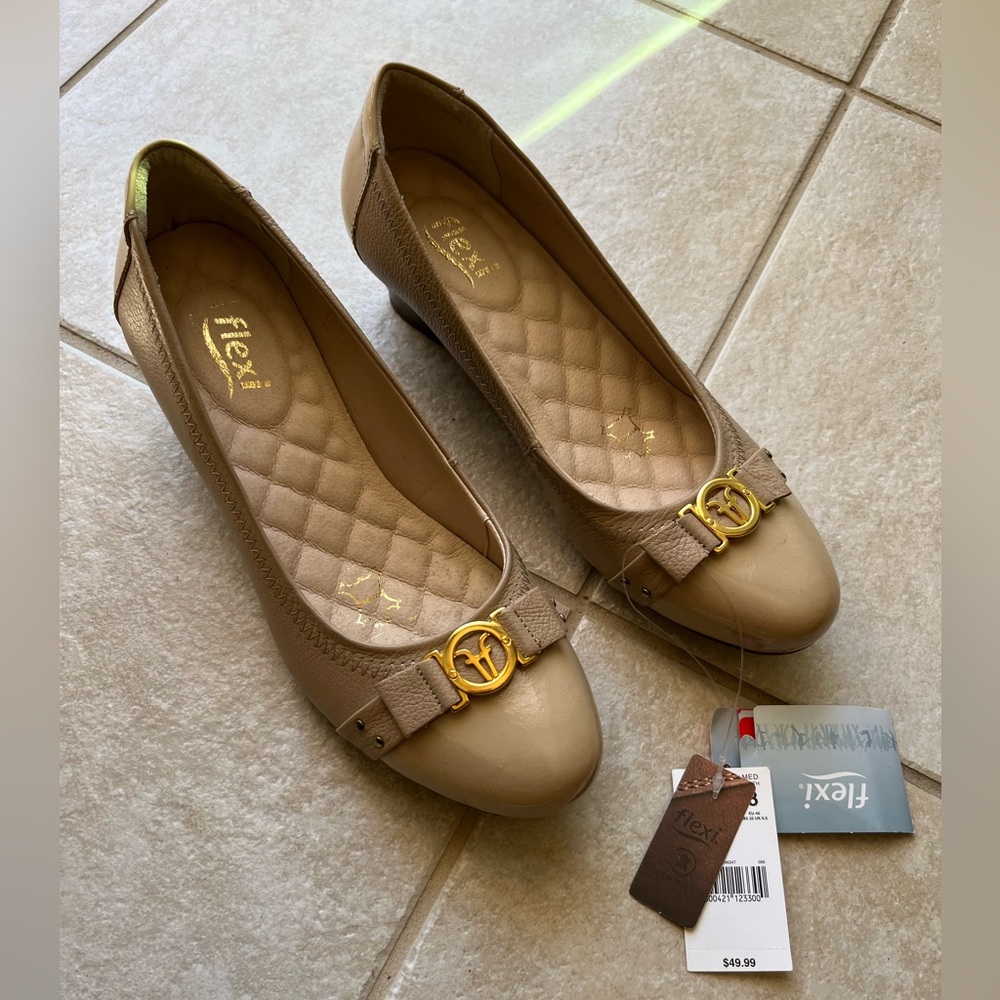 NWT New flexi Cream ballet flats size 8  Agata
